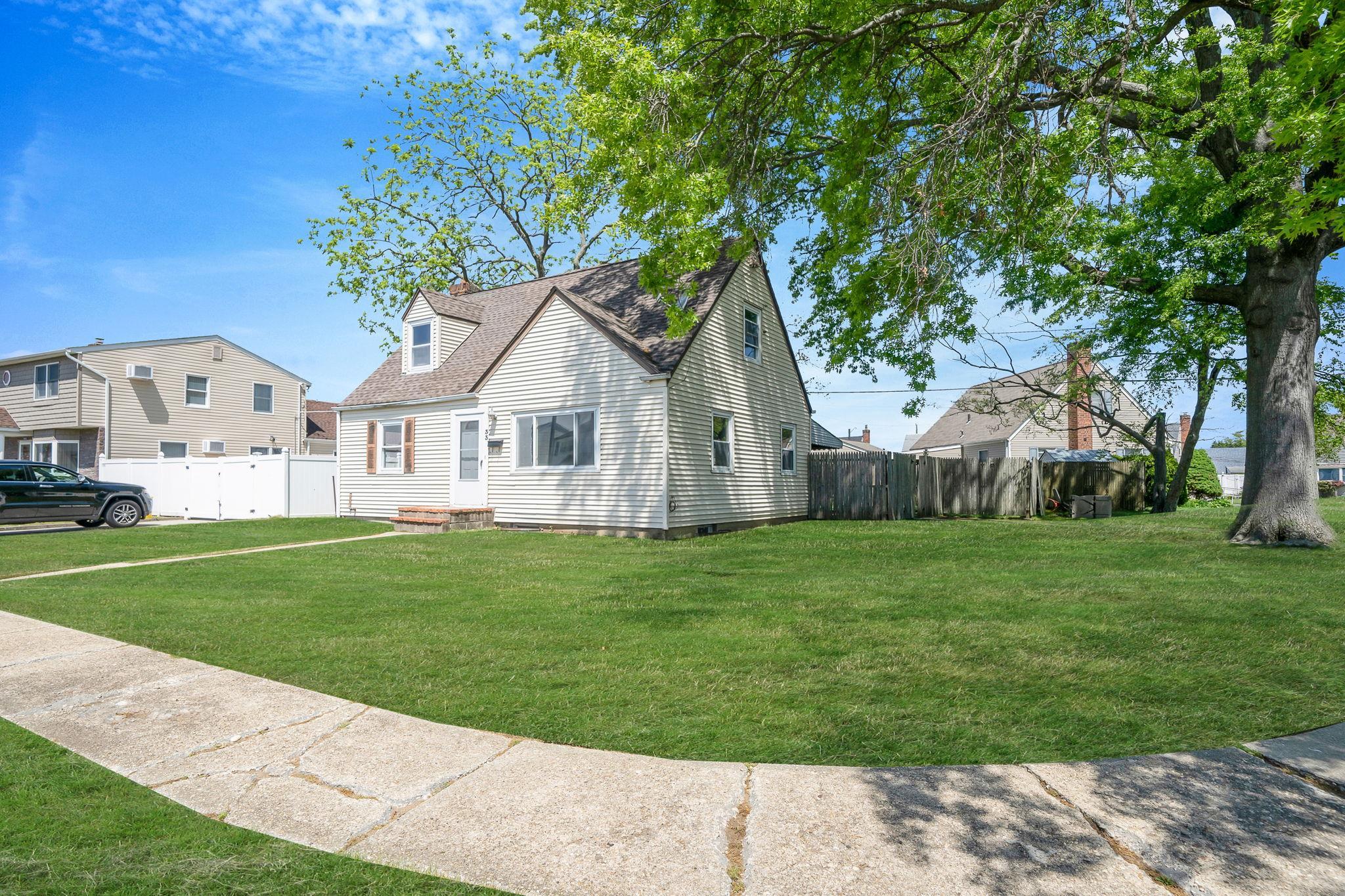 Single Family Gables  Nassau County, NY 11801, MLS-861939-12