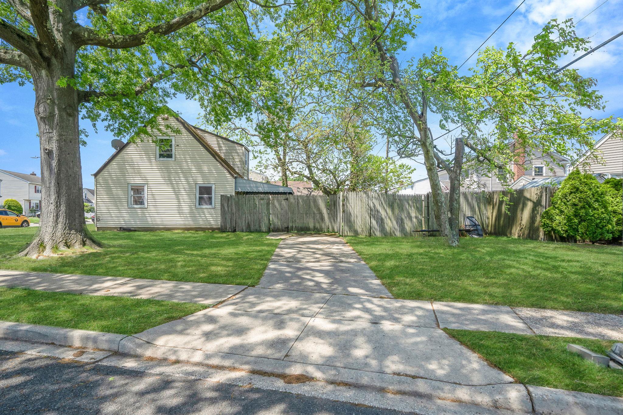 Single Family Gables  Nassau County, NY 11801, MLS-861939-13