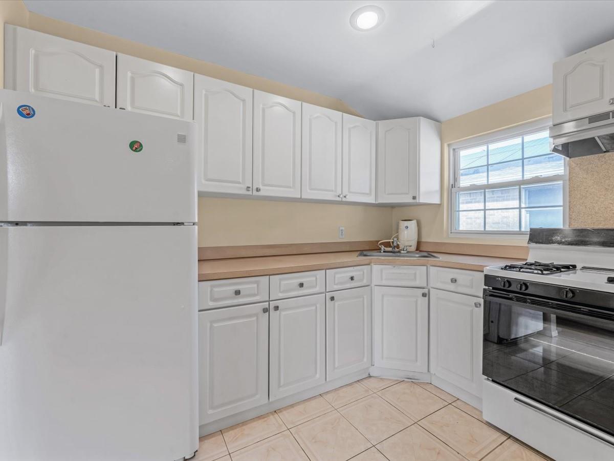 Single Family 64th  Queens, NY 11365, MLS-861948-25