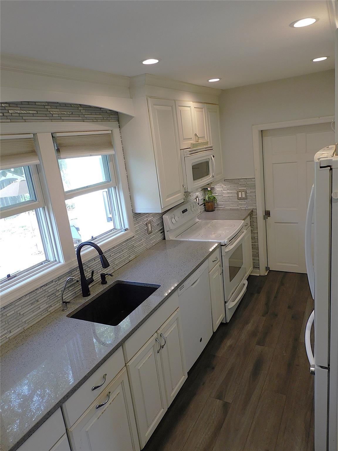 Single Family Lou  Suffolk County, NY 11754, MLS-862083-7