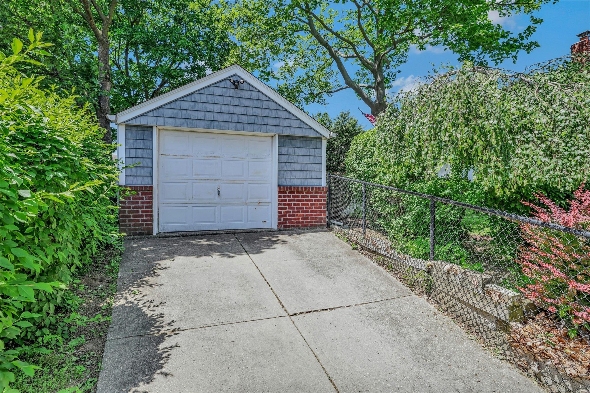 Single Family End  Nassau County, NY 11040, MLS-862127-23