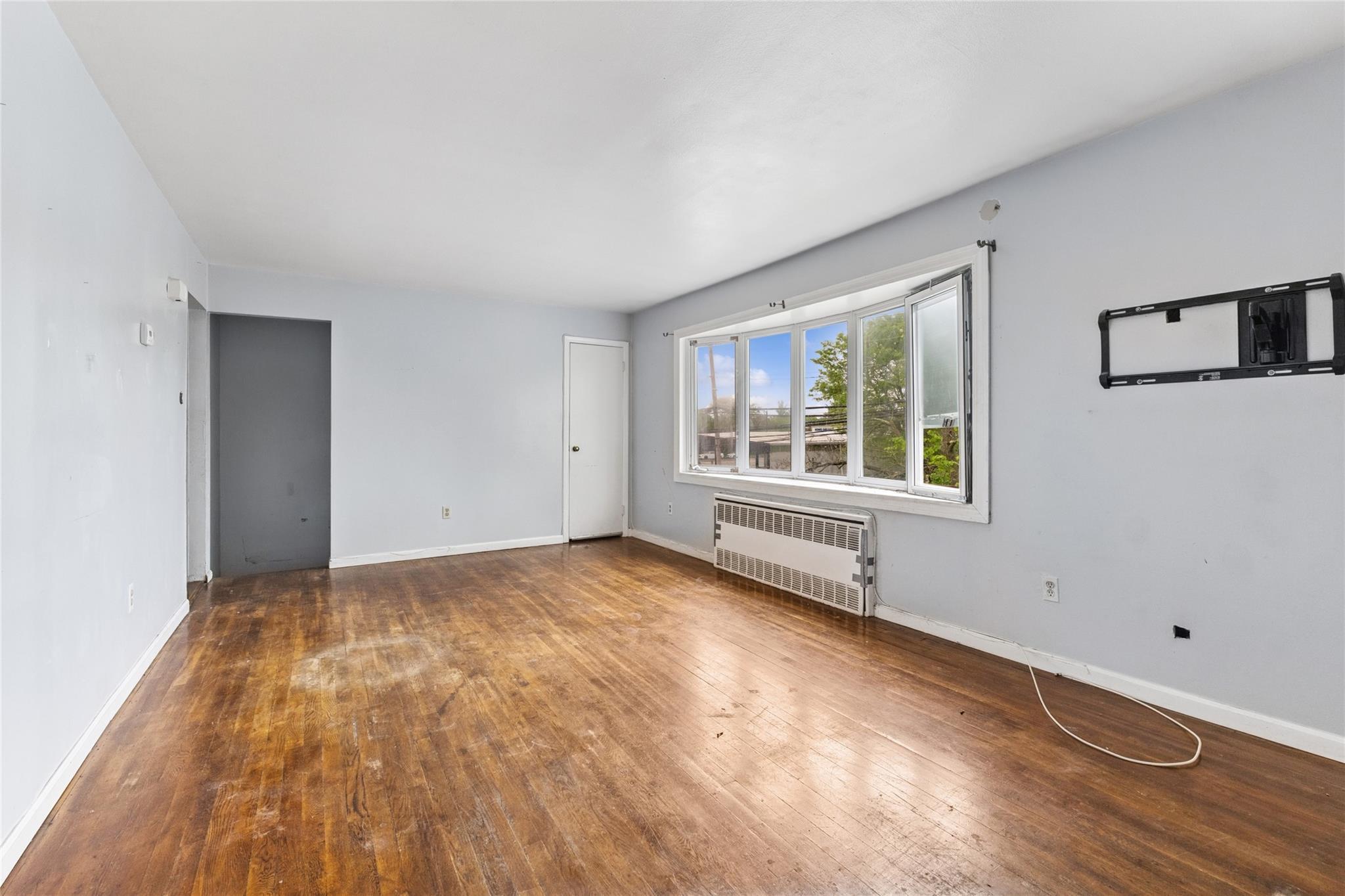 Single Family Denton  Nassau County, NY 11563, MLS-862150-23