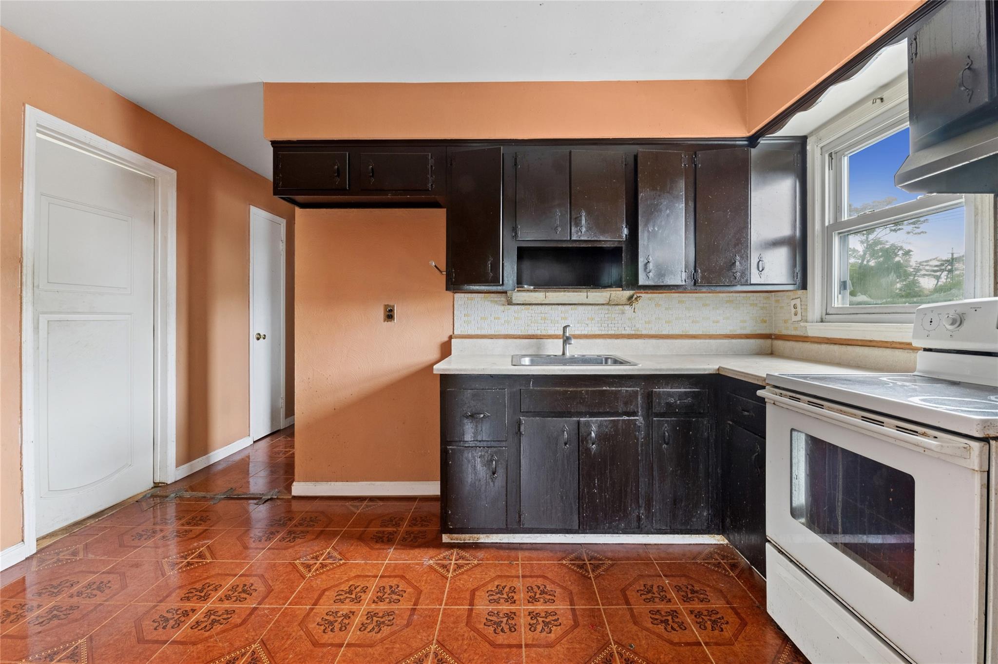 Single Family Denton  Nassau County, NY 11563, MLS-862150-24