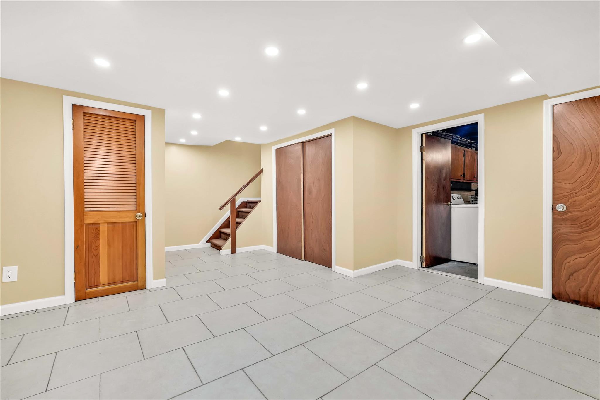 Single Family 213th  Bronx, NY 10469, MLS-862153-16
