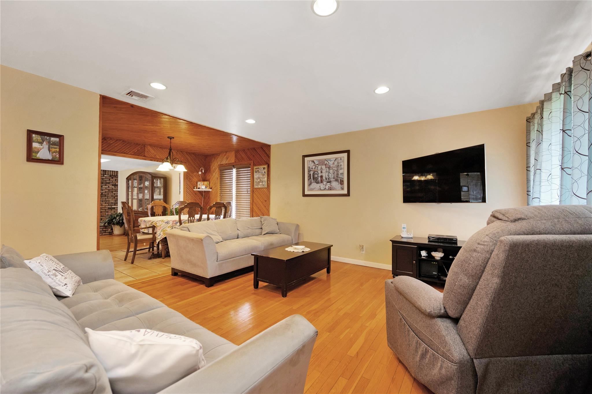 Single Family Colridge  Nassau County, NY 11793, MLS-862246-3