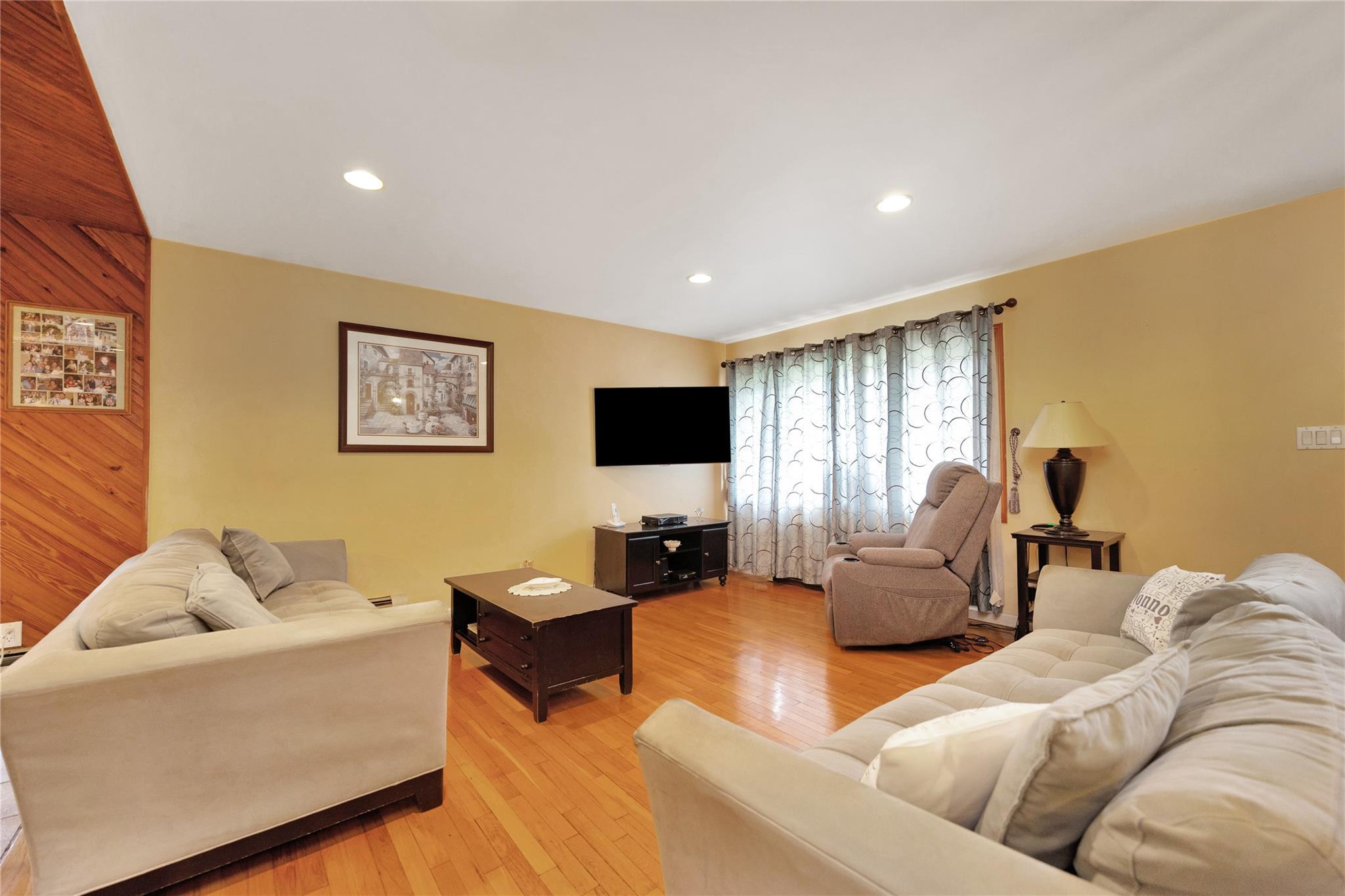 Single Family Colridge  Nassau County, NY 11793, MLS-862246-4