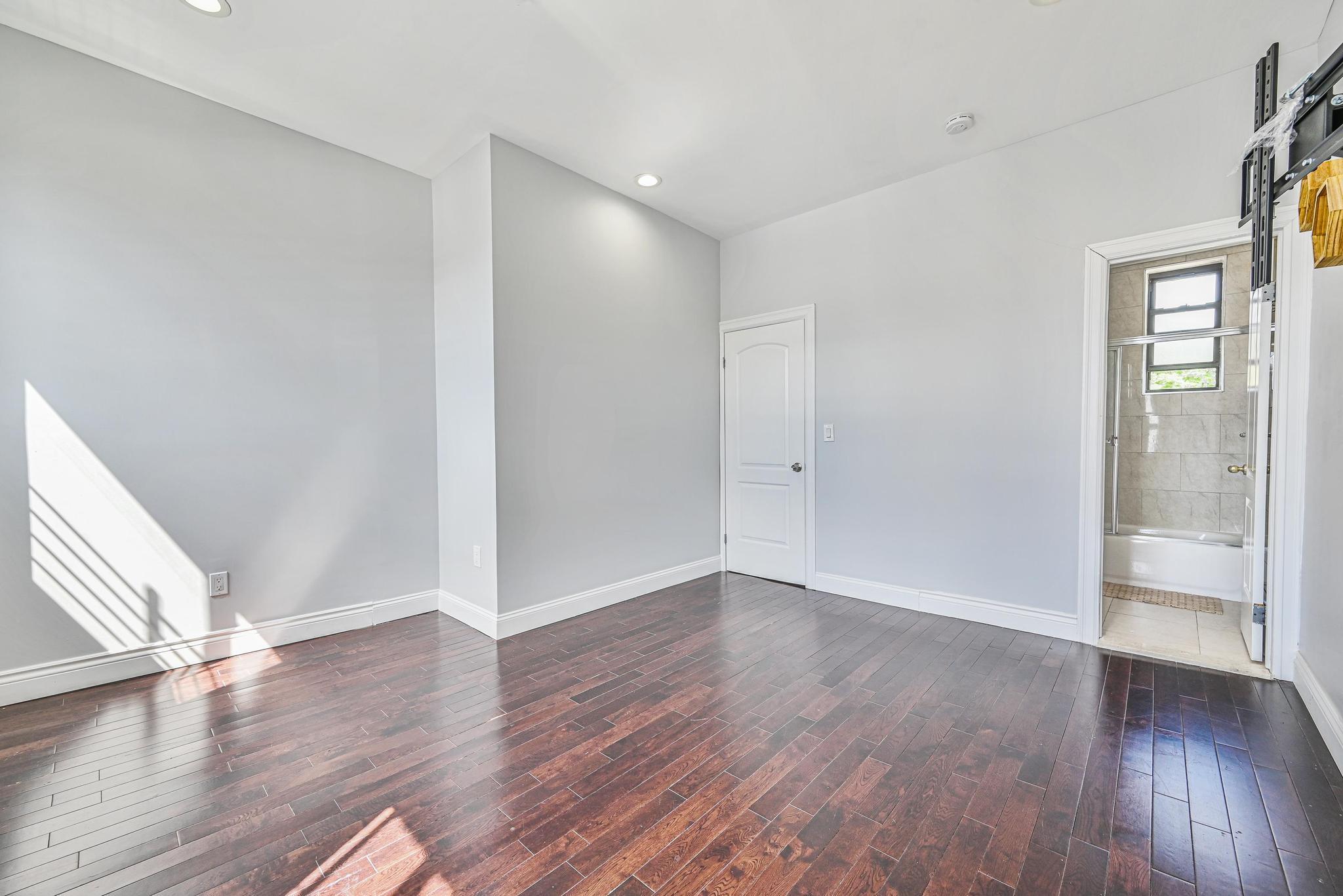 Single Family 35th  Queens, NY 11101, MLS-862269-10