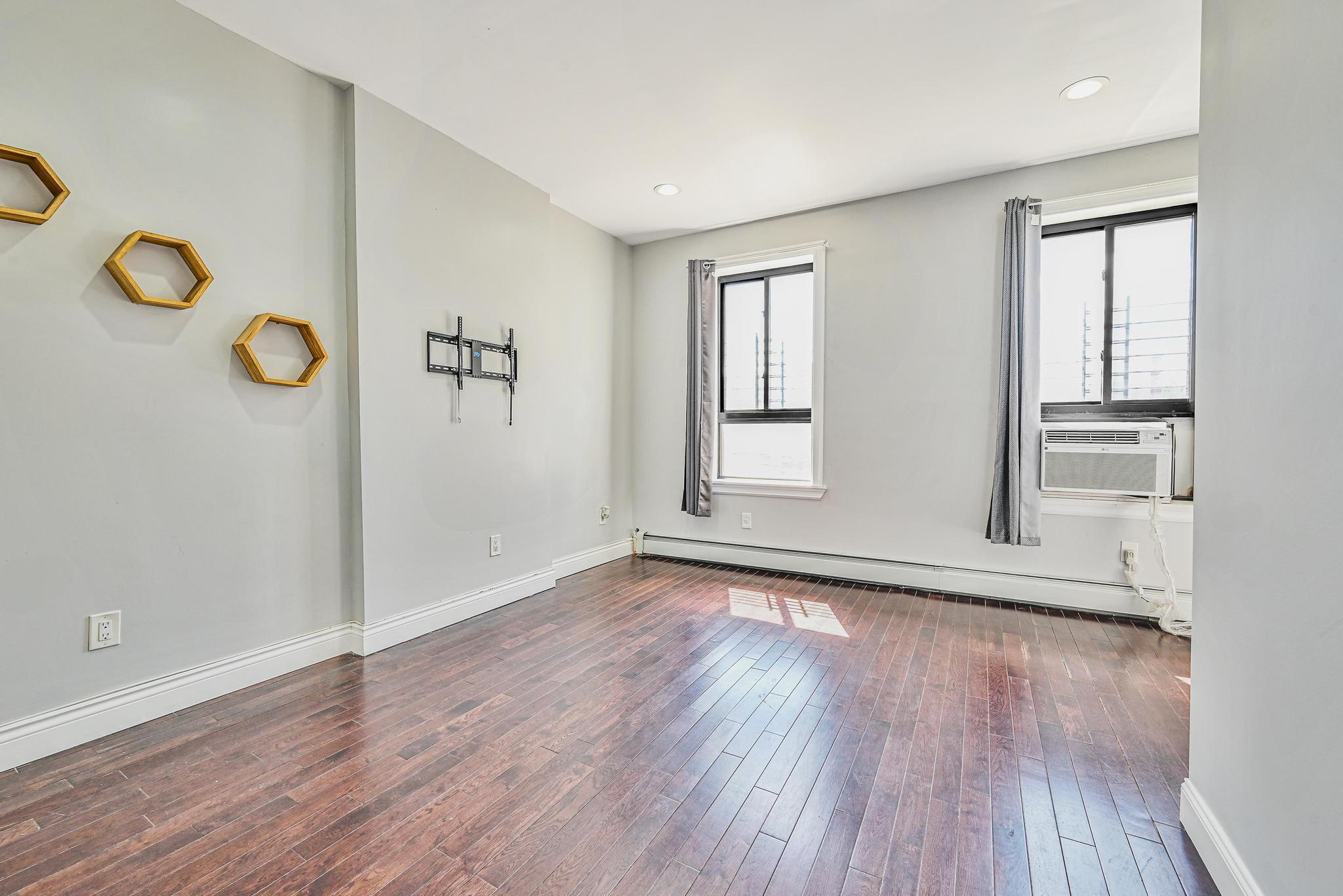 Single Family 35th  Queens, NY 11101, MLS-862269-24