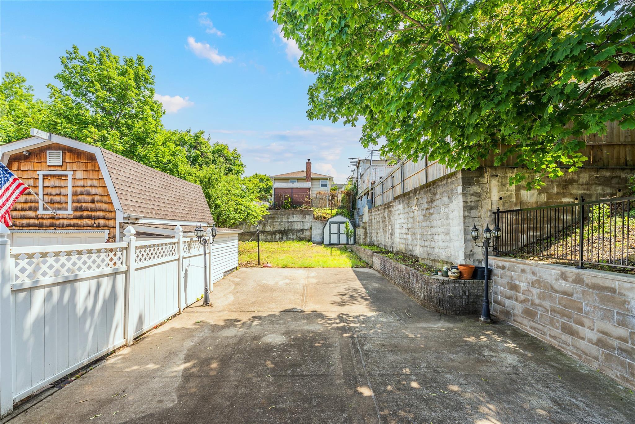 Single Family 247th St  Queens, NY 11363, MLS-862509-22