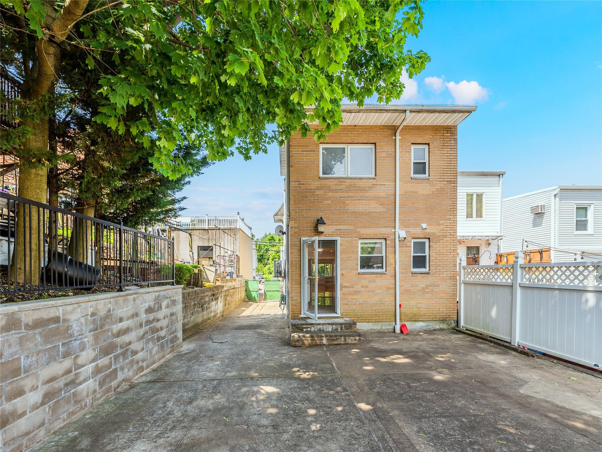 Single Family 247th St  Queens, NY 11363, MLS-862509-23