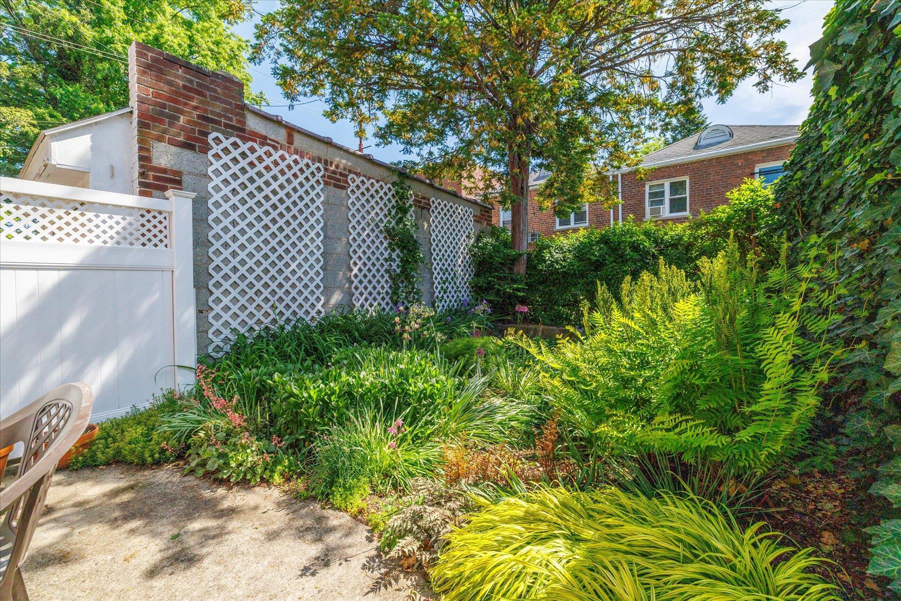Single Family Lurting  Bronx, NY 10469, MLS-862811-10