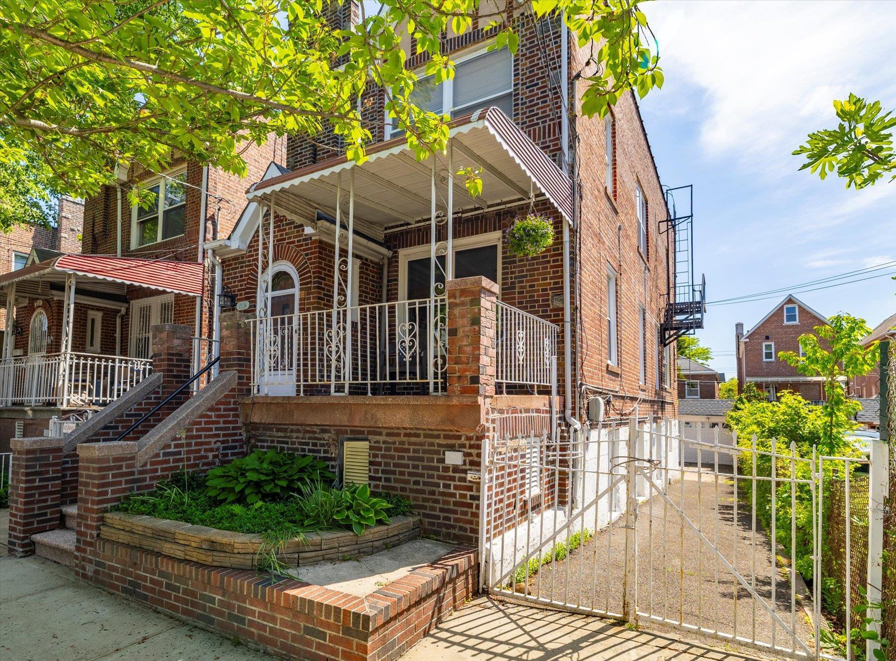 Single Family Lurting  Bronx, NY 10469, MLS-862811-2