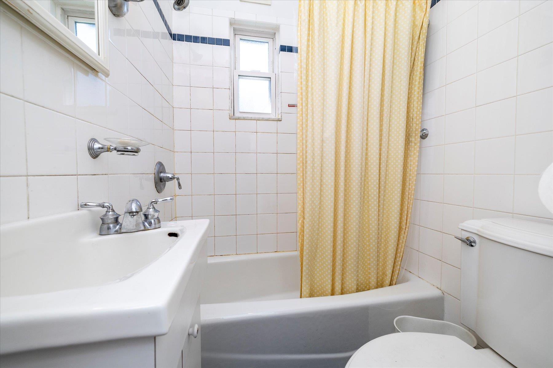 Single Family Lurting  Bronx, NY 10469, MLS-862811-25