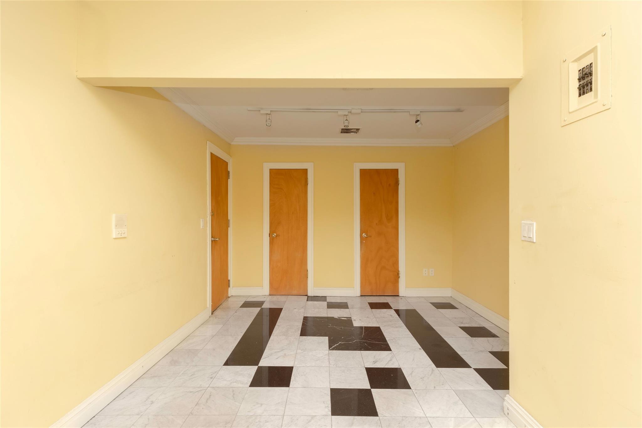 Commercial Lease Tremont  Bronx, NY 10465, MLS-863728-9