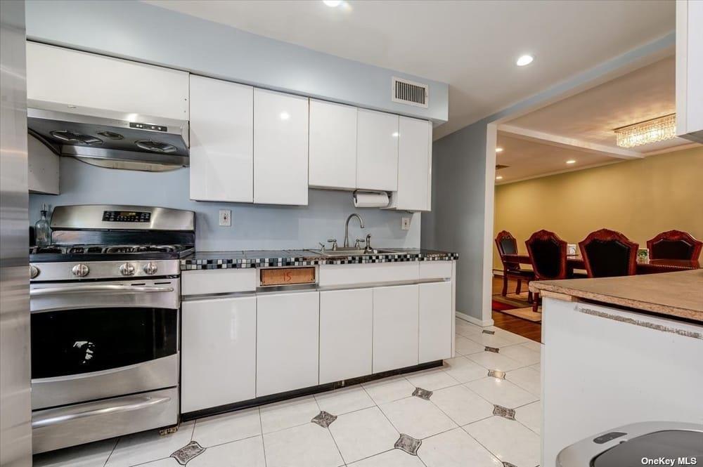 Single Family 82nd Road  Queens, NY 11426, MLS-863788-6