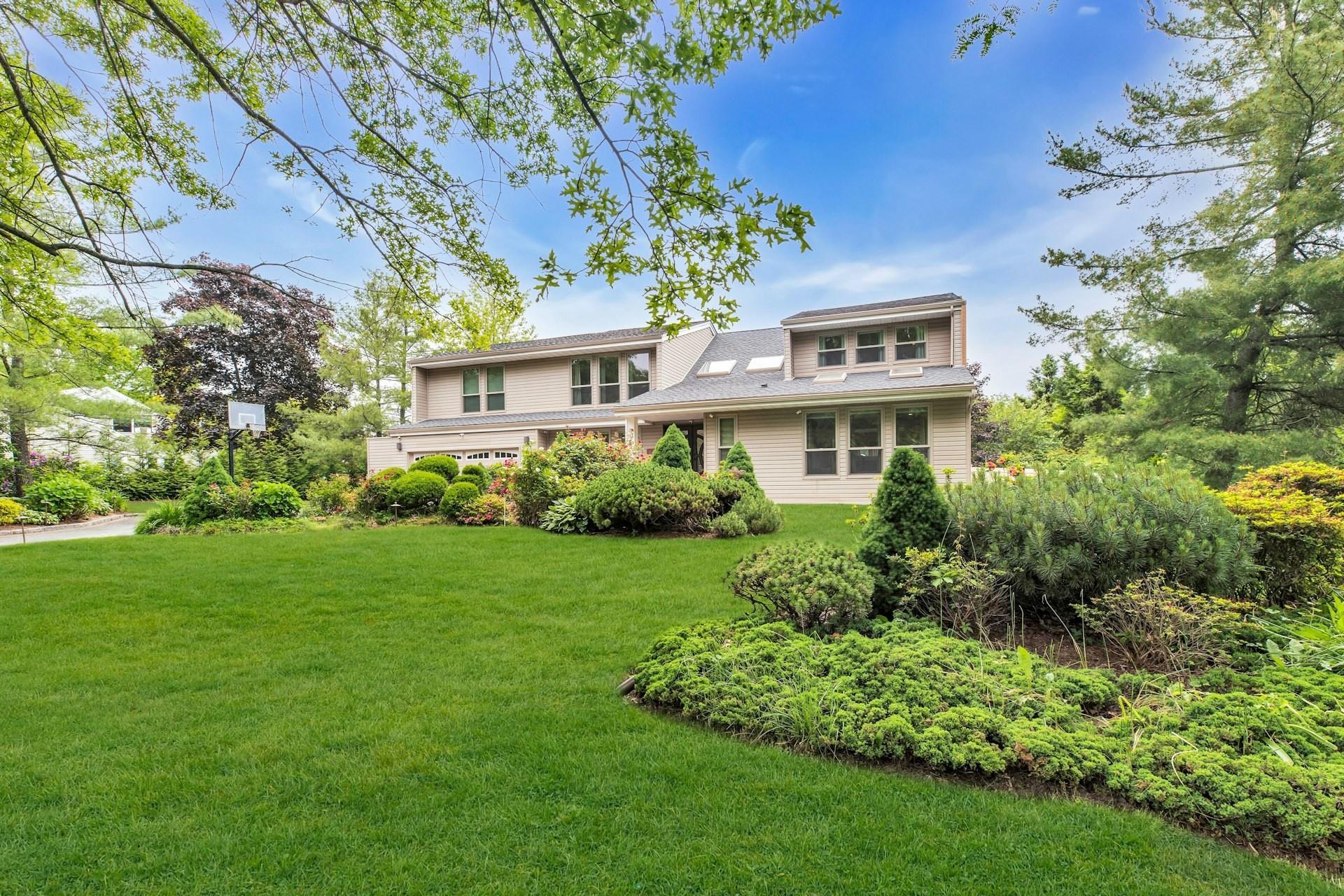 Single Family Hill & Tree  Suffolk County, NY 11747, MLS-863873-3