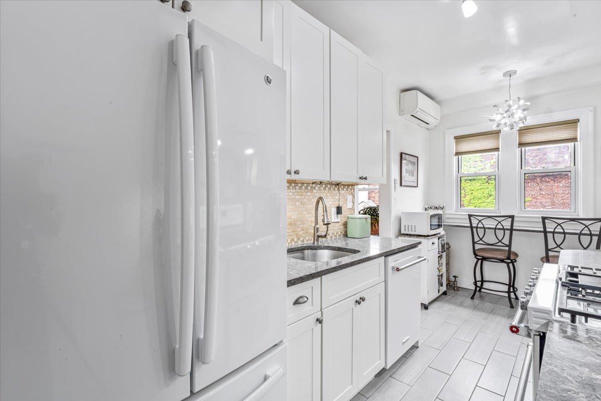 Single Family 71st  Queens, NY 11372, MLS-863876-9