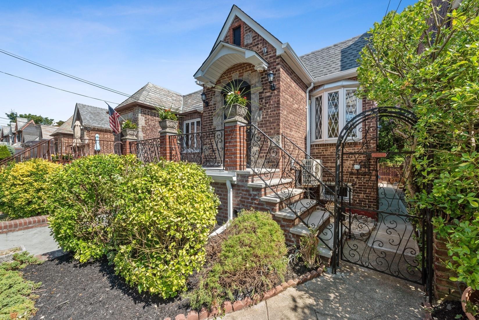 Single Family Alderton  Queens, NY 11374, MLS-864063-2