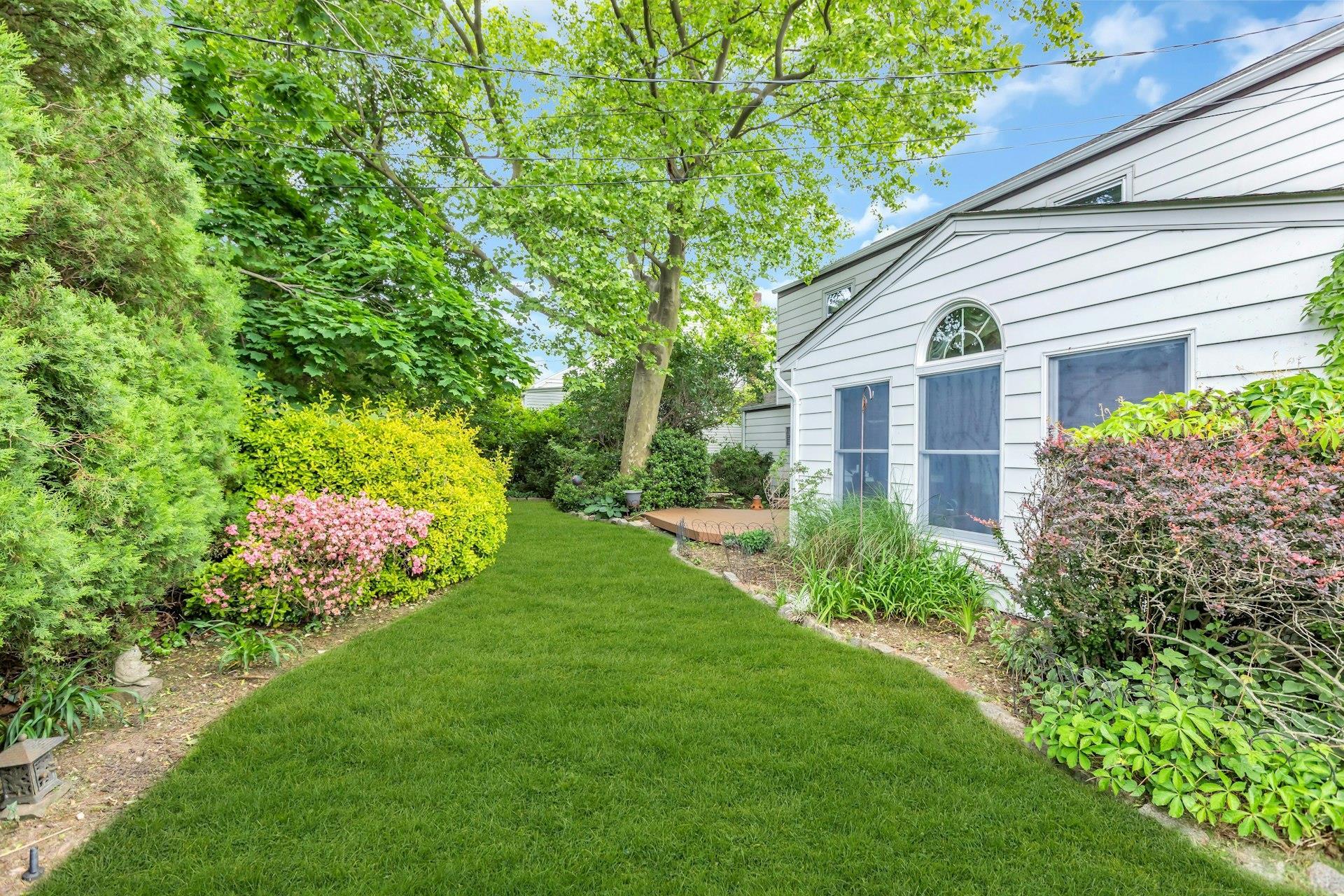 Single Family Warren  Nassau County, NY 11803, MLS-864219-30
