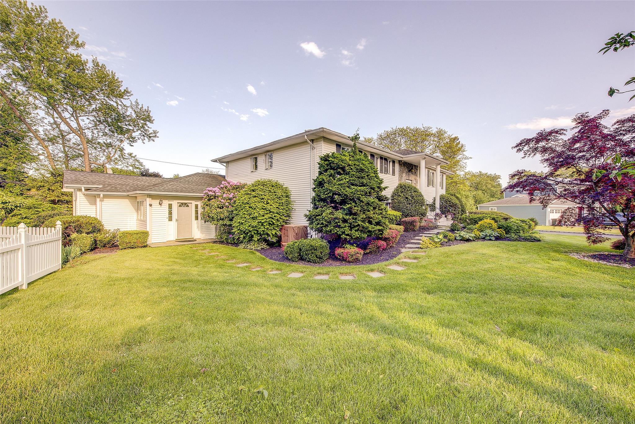 Single Family Shaker  Suffolk County, NY 11731, MLS-864738-44