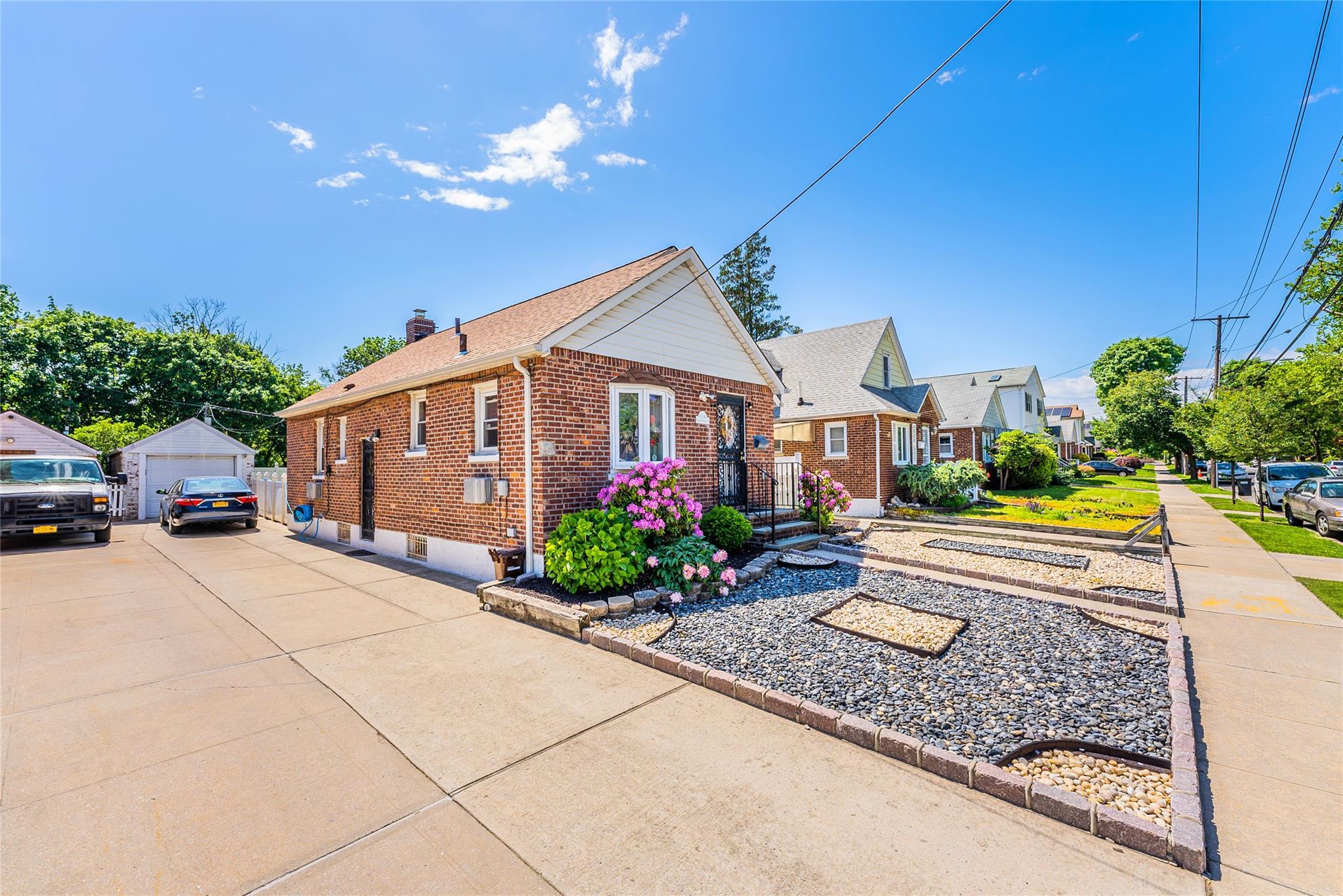 Single Family Pidgeon Meadow  Queens, NY 11365, MLS-864742-31