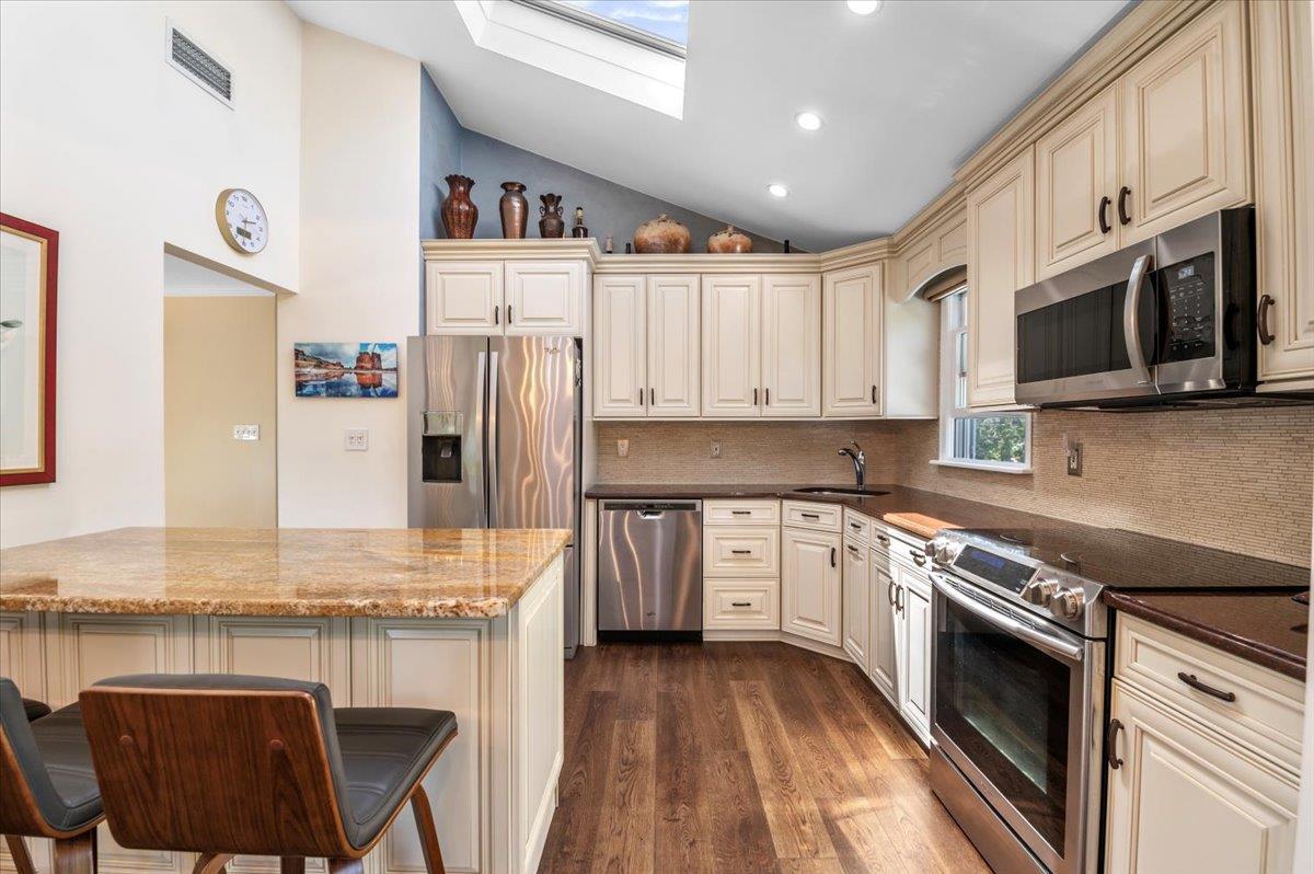 Single Family Floral  Nassau County, NY 11714, MLS-864819-10