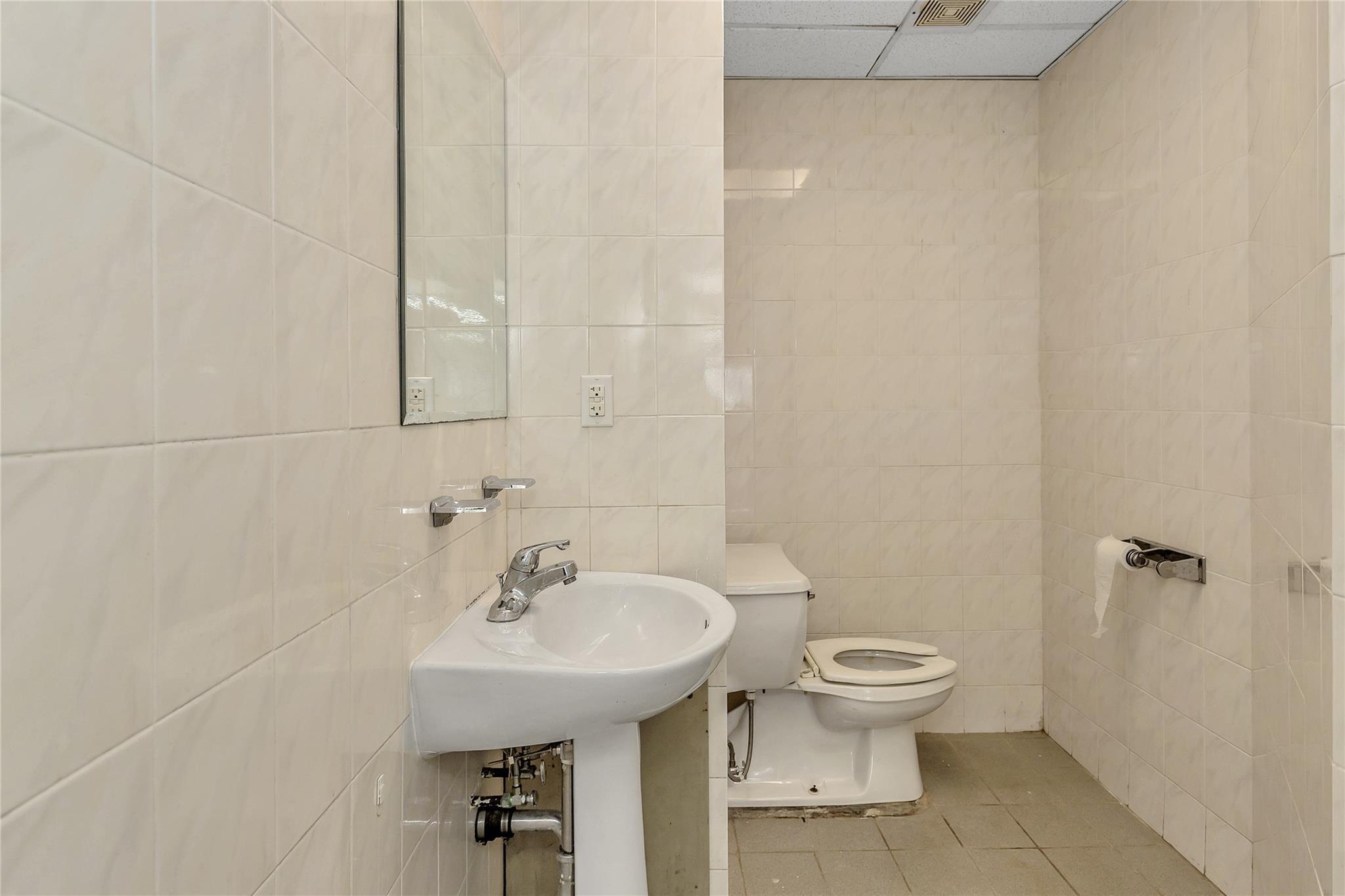 Commercial Lease Queens Blvd  Queens, NY 11101, MLS-864952-16