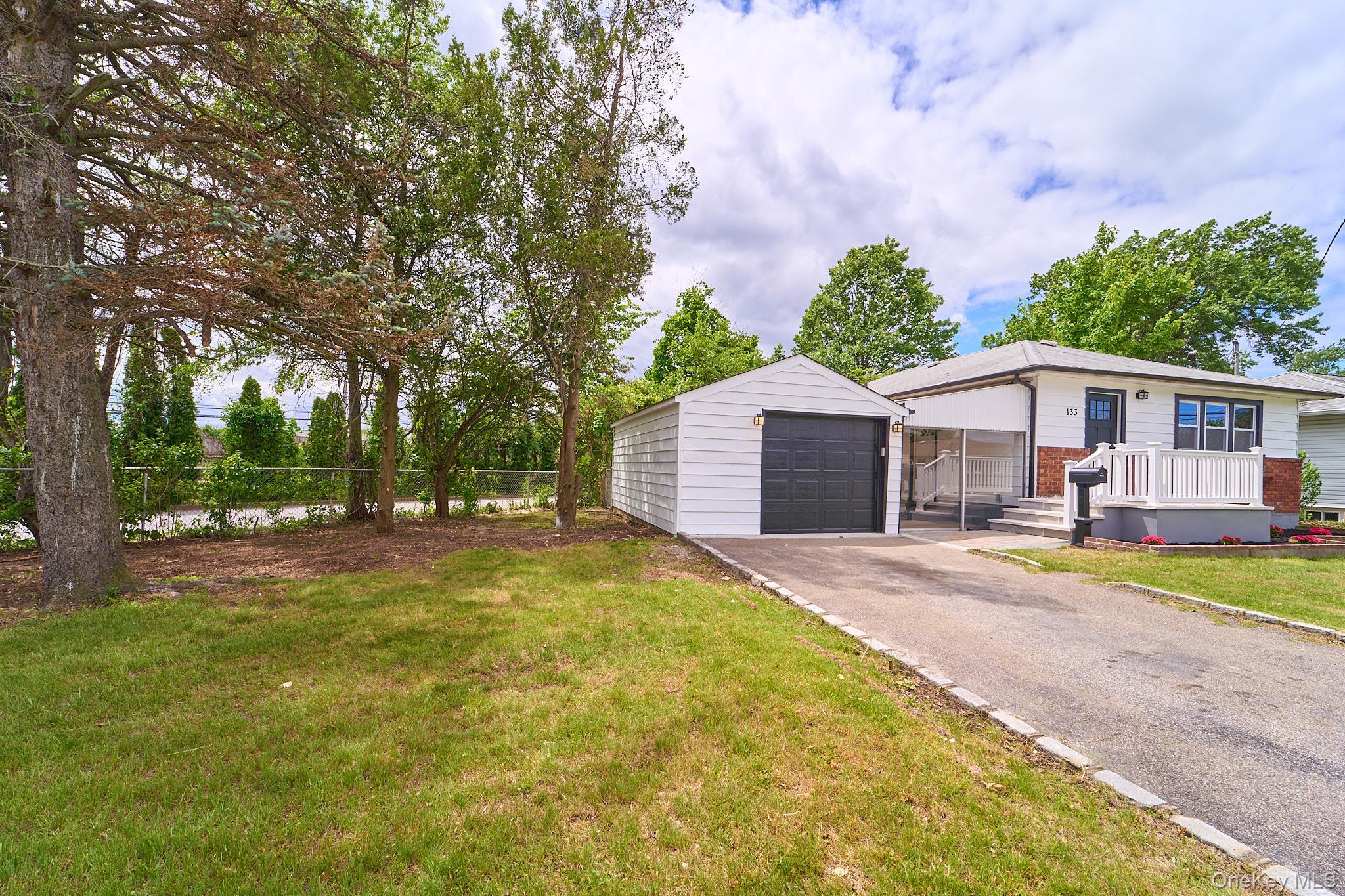 Single Family 7th Nassau County, NY 11714, MLS-865094-2