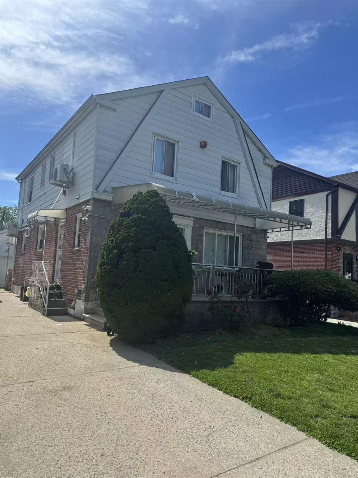 Single Family in New York - 185  Queens, NY 11365