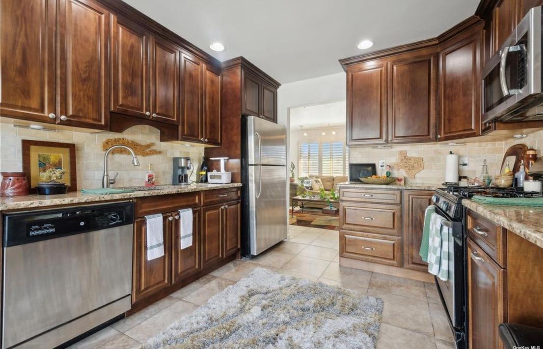 Single Family Yacht Club  Suffolk County, NY 11702, MLS-865300-3