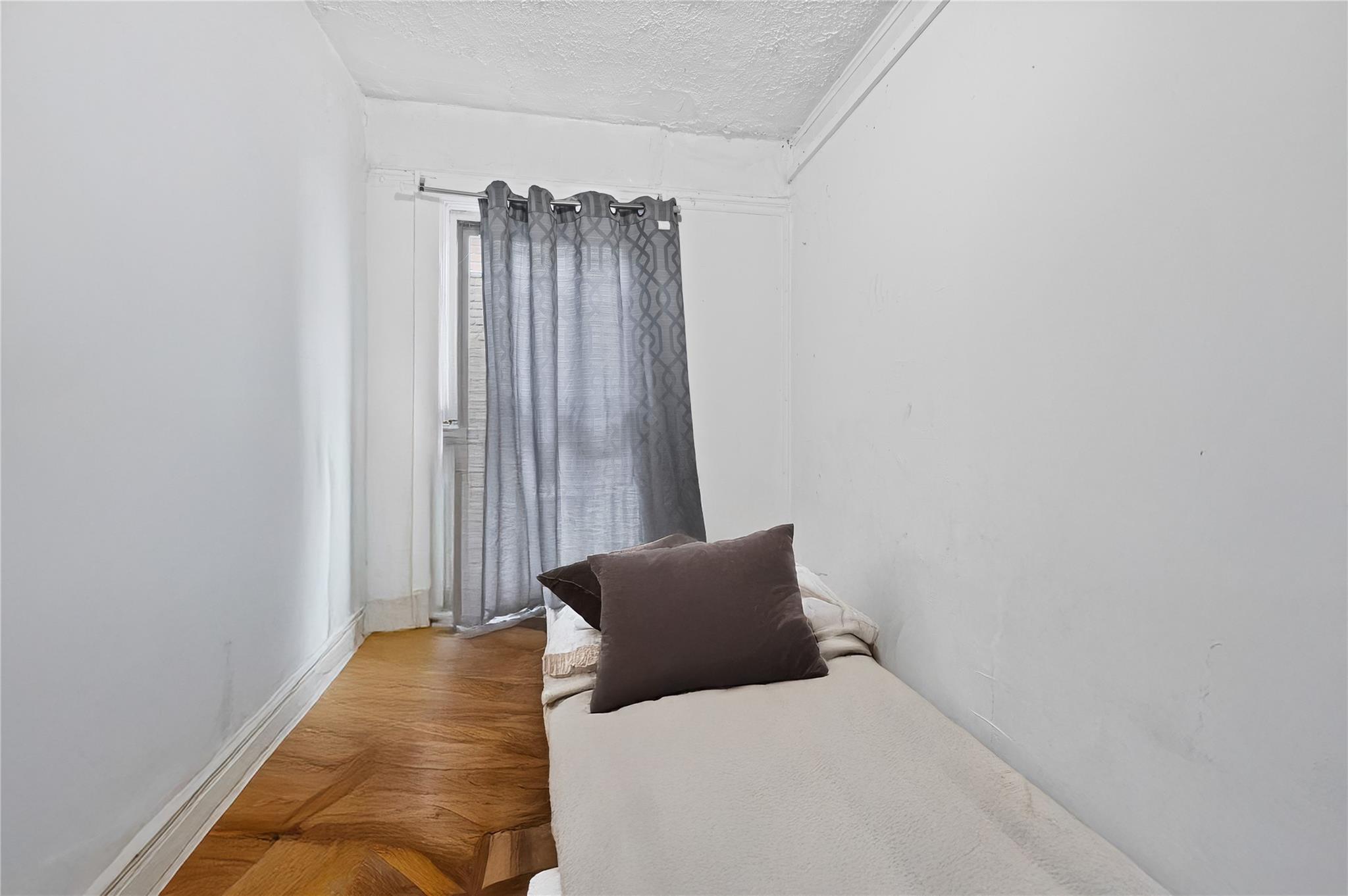 Single Family Warren  Queens, NY 11372, MLS-865310-20