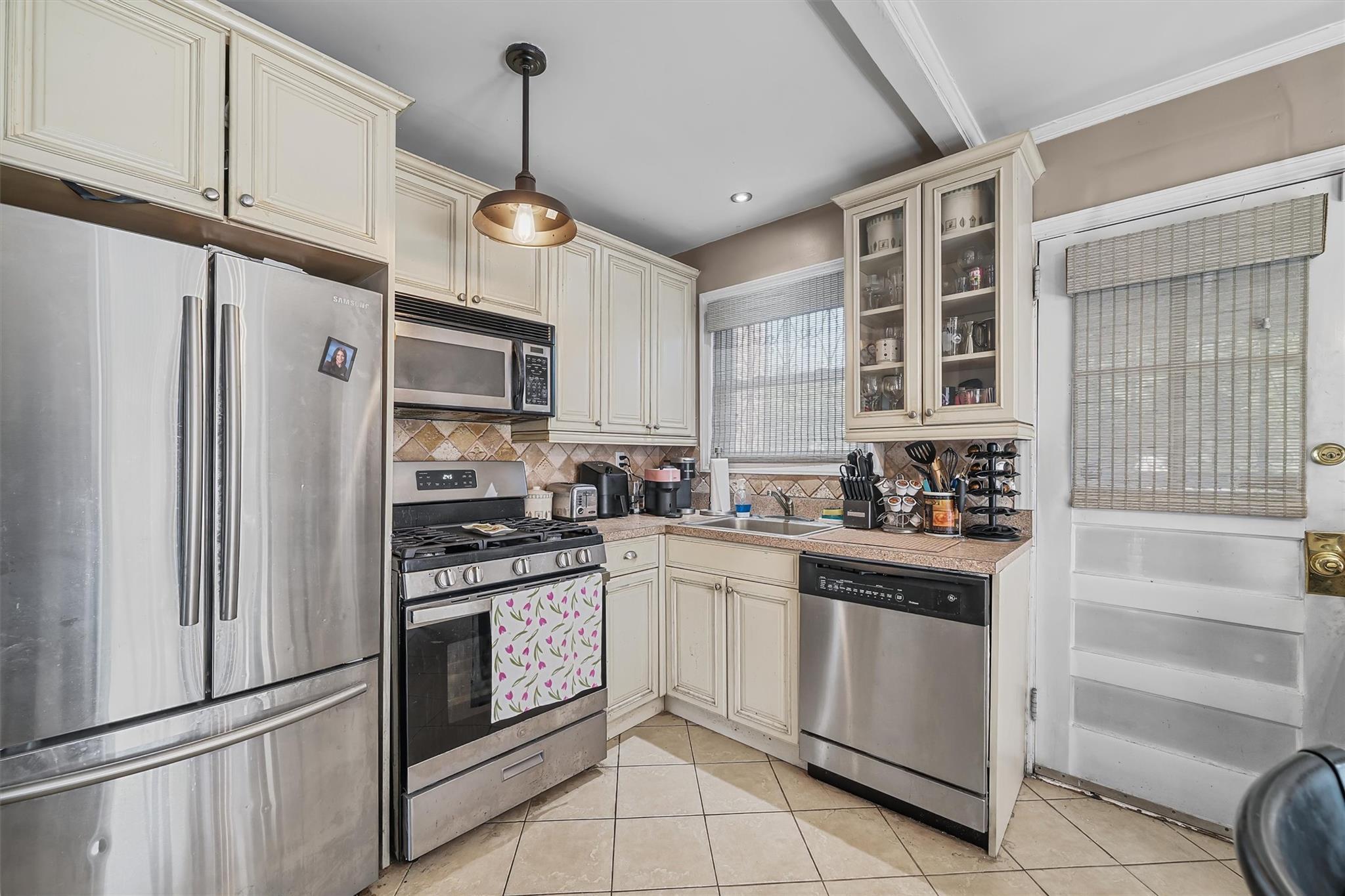 Single Family Philip  Bronx, NY 10465, MLS-865355-17