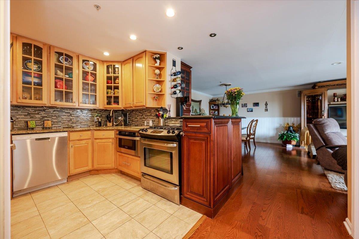 Condo Broadway  Nassau County, NY 11561, MLS-865400-10