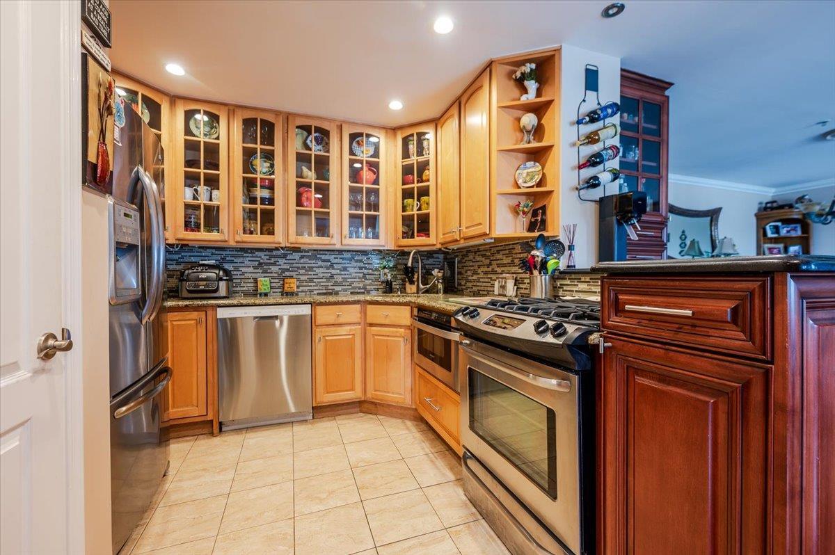 Condo Broadway  Nassau County, NY 11561, MLS-865400-12