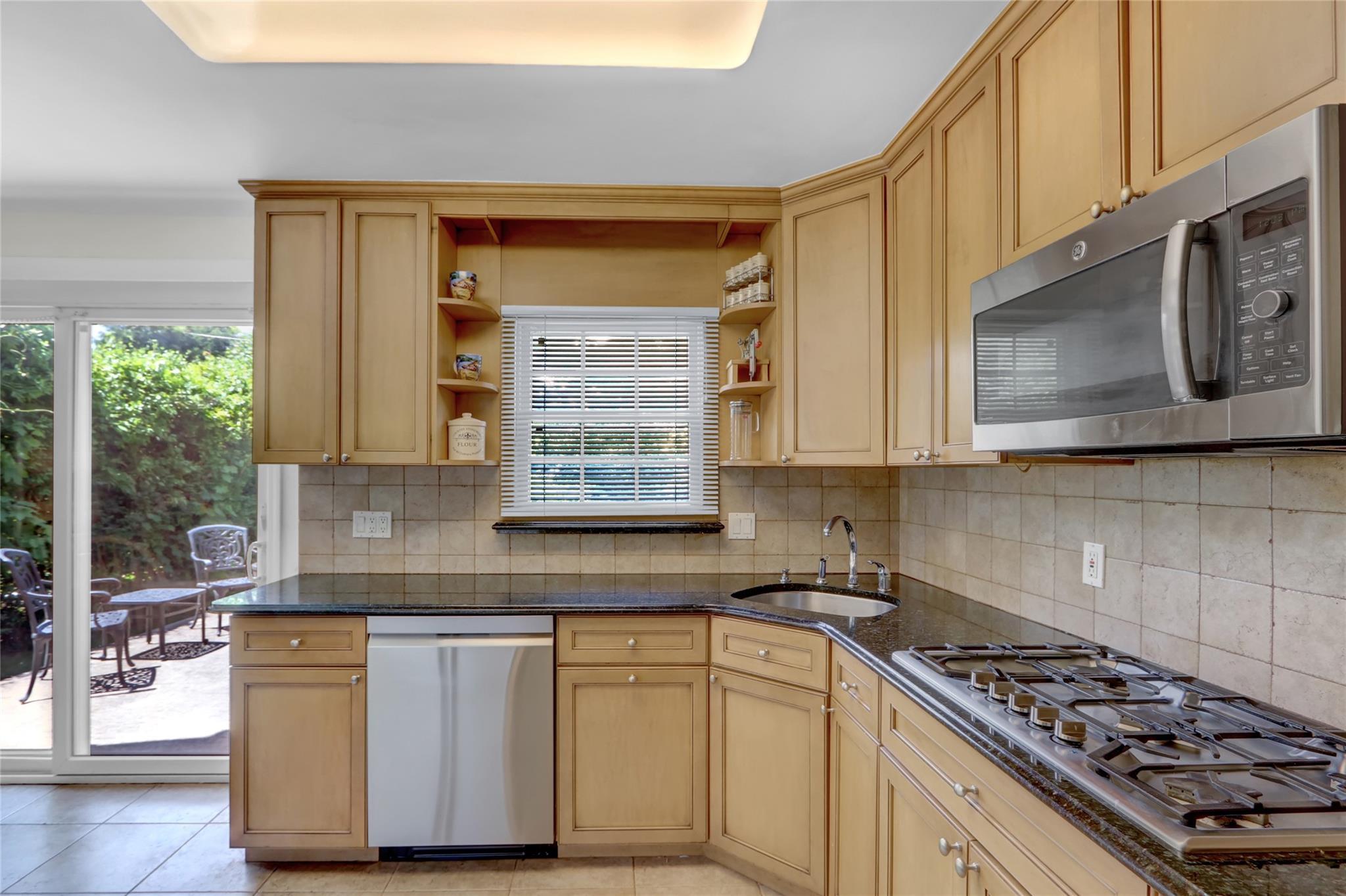 Single Family Maple  Nassau County, NY 11040, MLS-865553-6