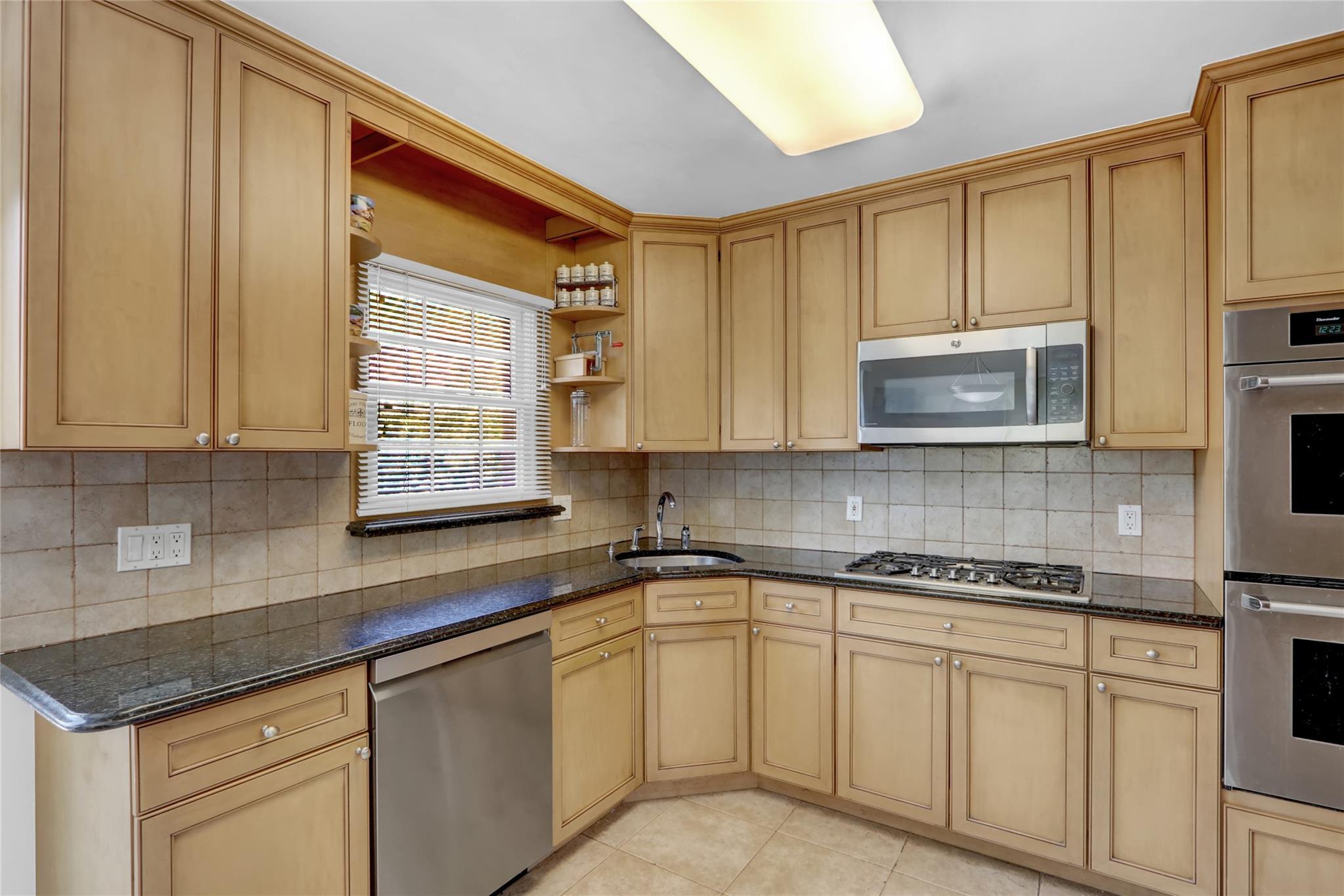 Single Family Maple  Nassau County, NY 11040, MLS-865553-7