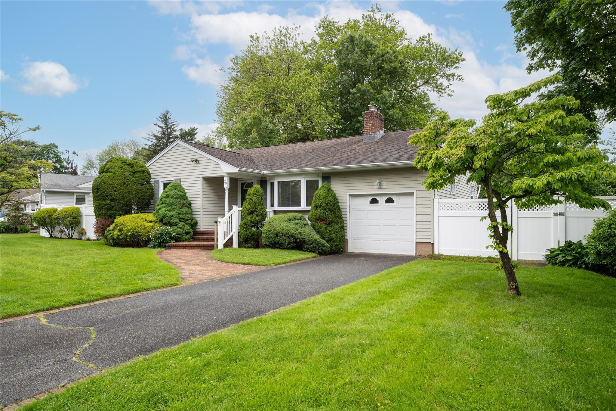 Single Family Newmarket  Nassau County, NY 11791, MLS-865739-2