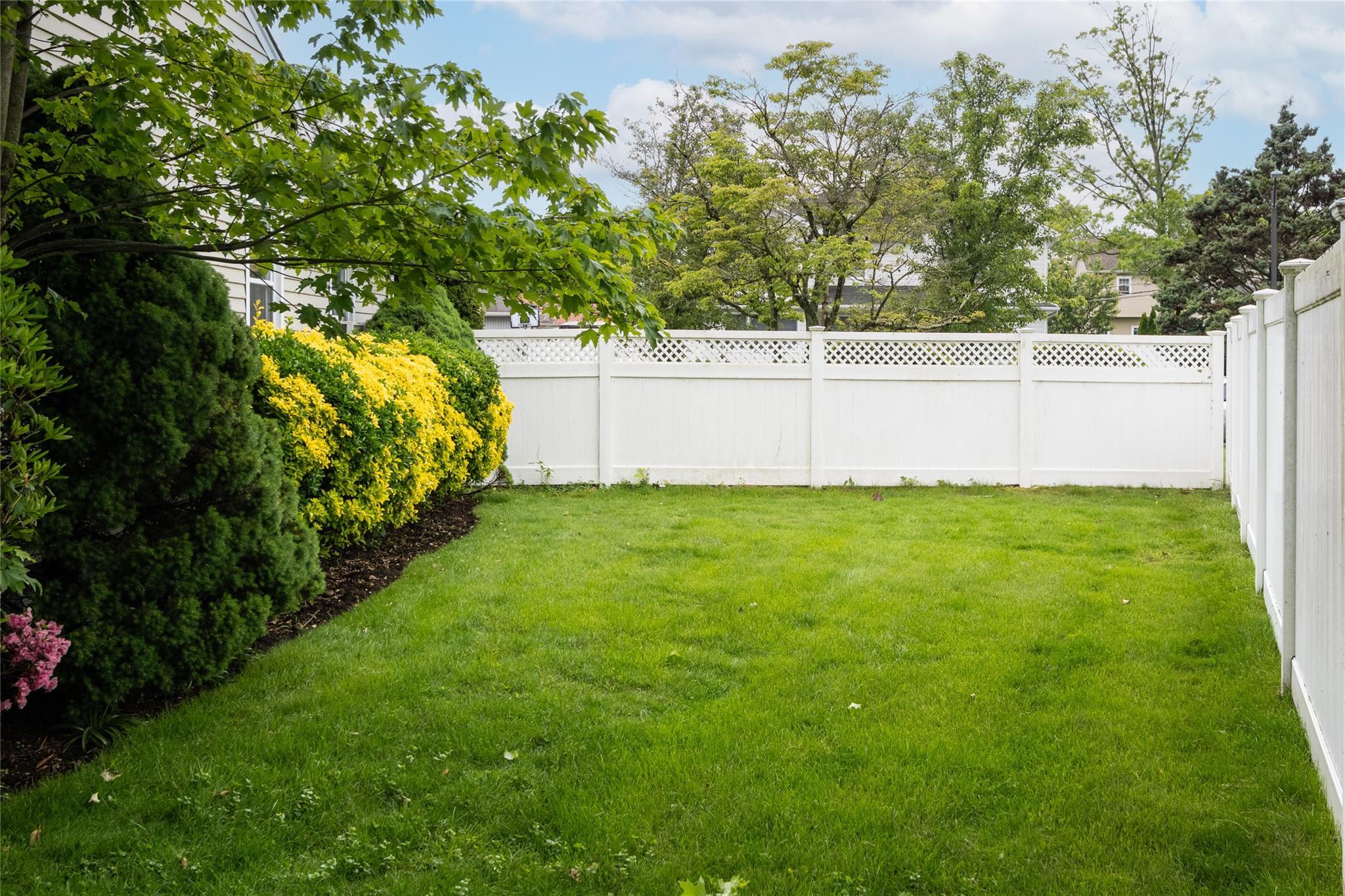 Single Family Newmarket  Nassau County, NY 11791, MLS-865739-23