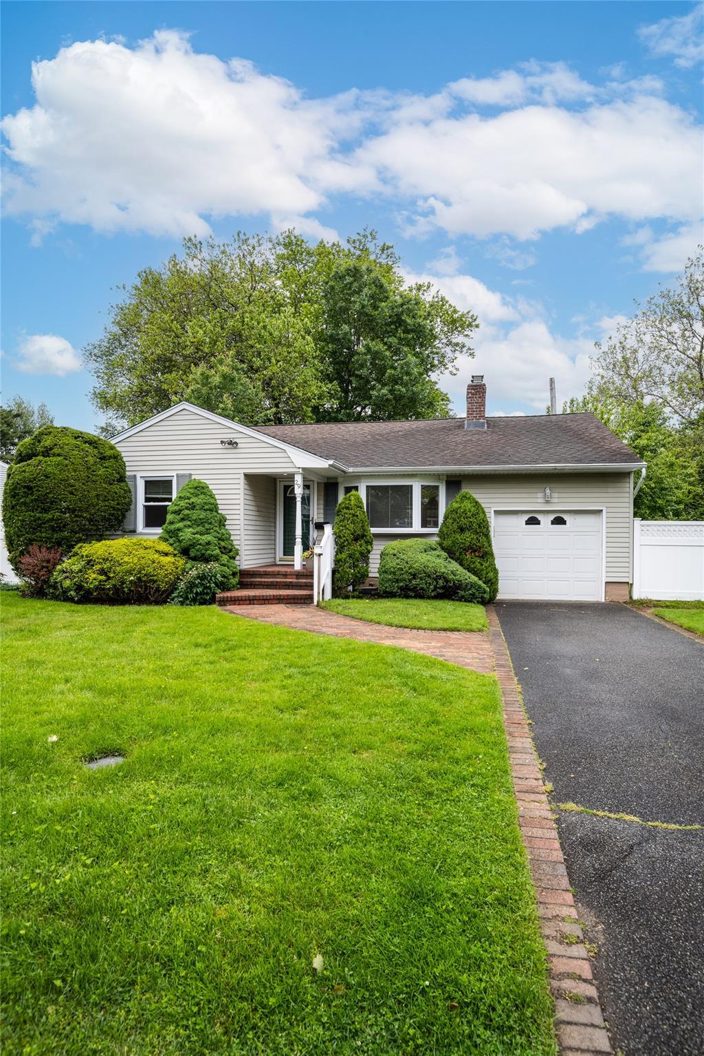 Single Family Newmarket  Nassau County, NY 11791, MLS-865739-3