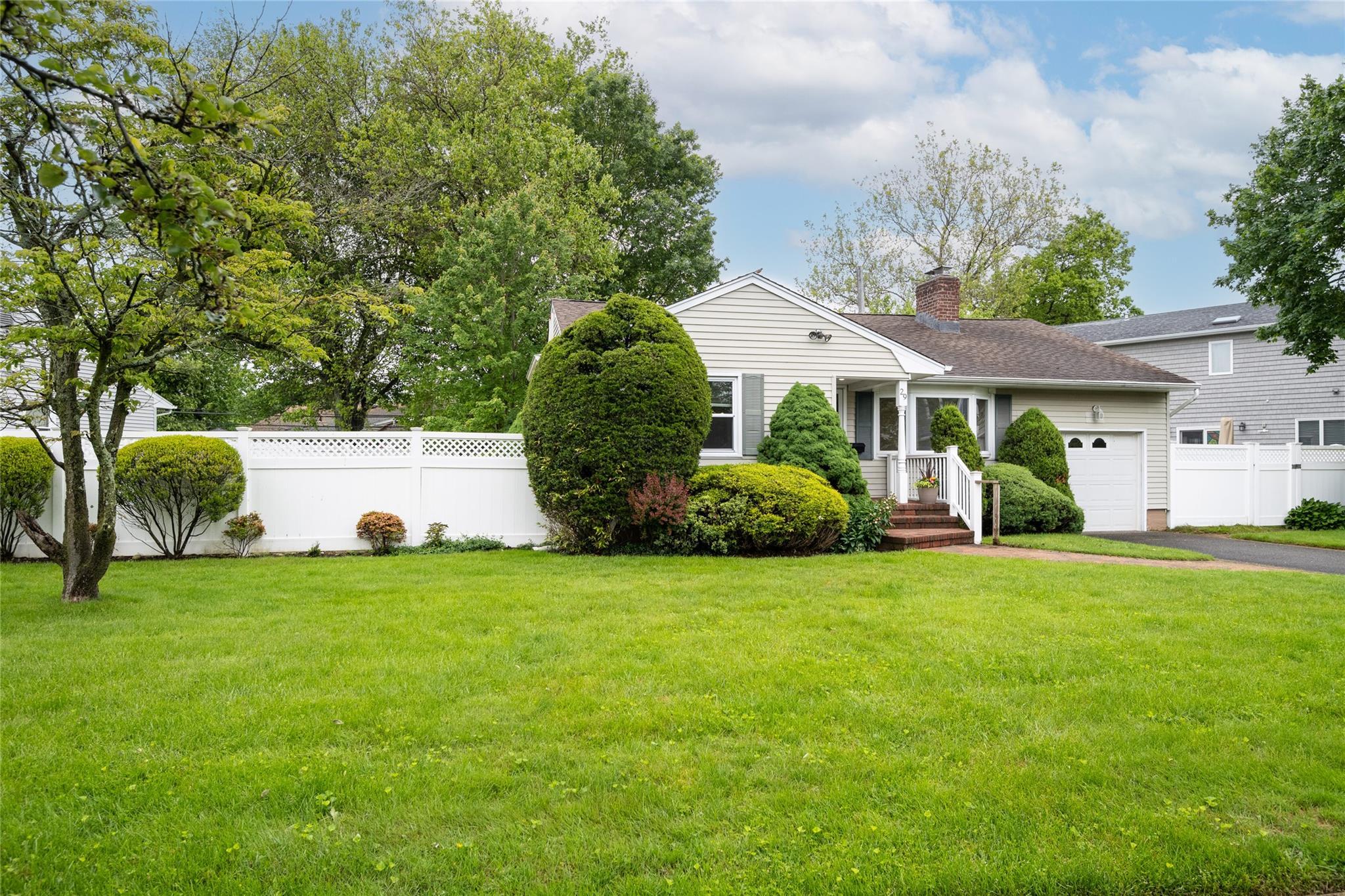 Single Family Newmarket  Nassau County, NY 11791, MLS-865739-4