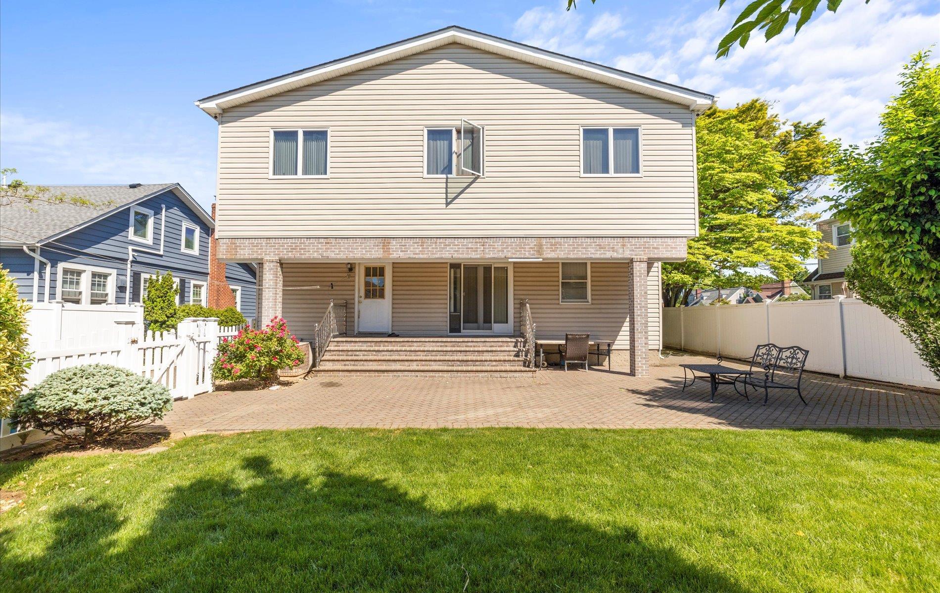 Single Family Court  Nassau County, NY 11710, MLS-865846-30