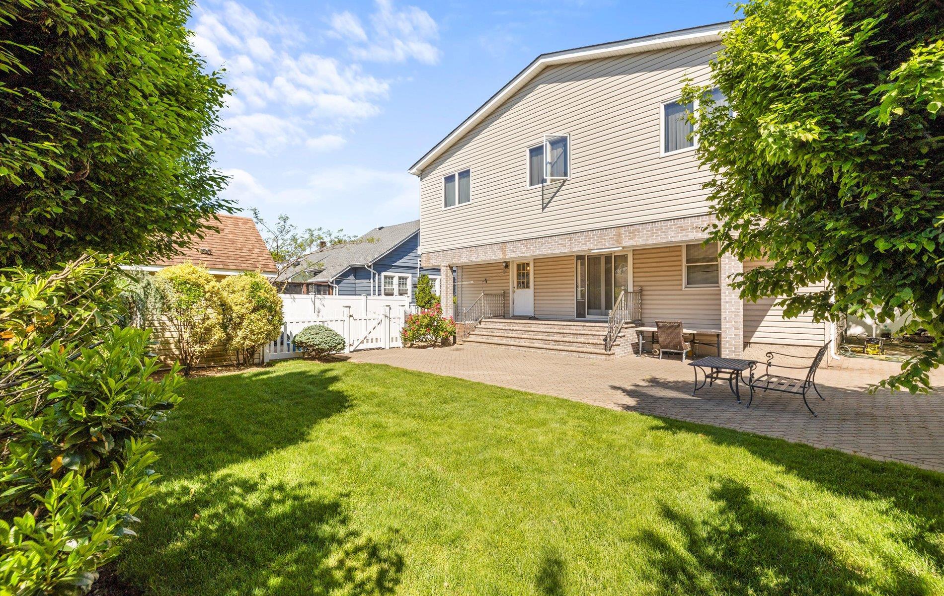 Single Family Court  Nassau County, NY 11710, MLS-865846-31