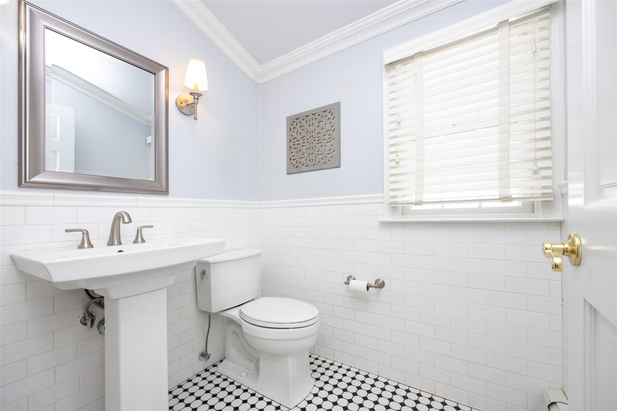 Single Family Knoll  Nassau County, NY 11545, MLS-866062-10