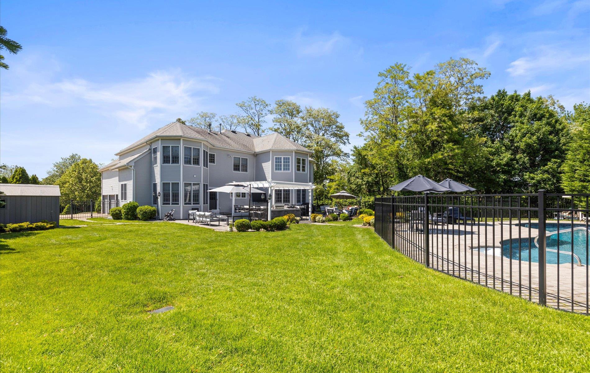 Single Family Home  Suffolk County, NY 11743, MLS-866215-41