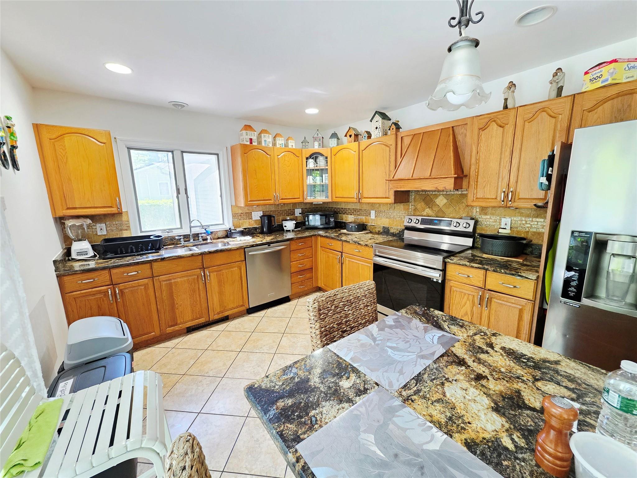 Single Family Anchor  Suffolk County, NY 11901, MLS-866359-29