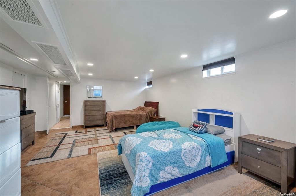 Single Family 47th  Queens, NY 11105, MLS-866959-21