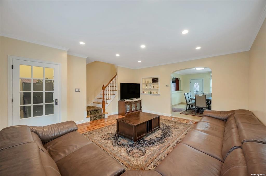 Single Family 47th  Queens, NY 11105, MLS-866959-23
