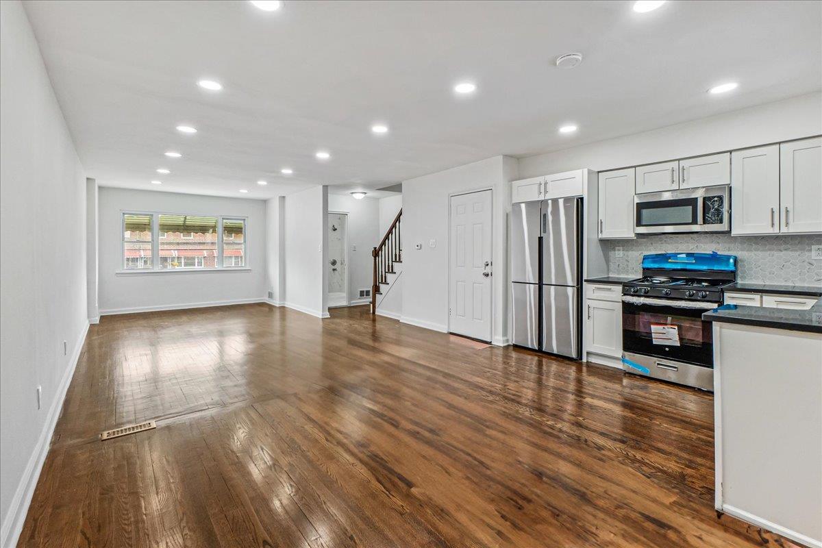 Single Family 219th  Bronx, NY 10469, MLS-867404-12