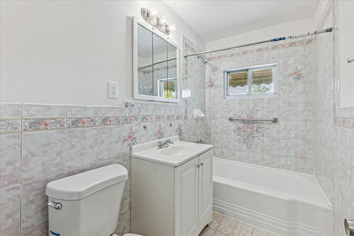 Single Family 219th  Bronx, NY 10469, MLS-867404-22