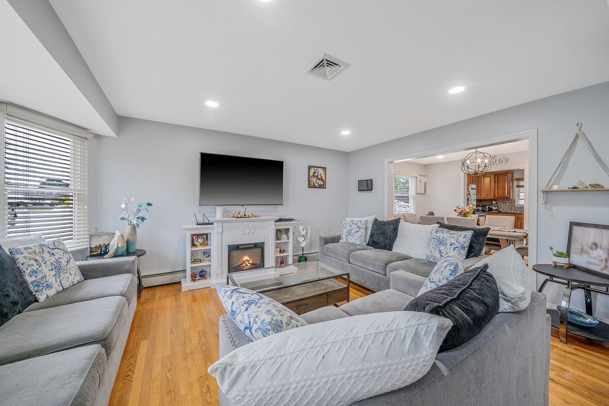 Single Family 7th  Suffolk County, NY 11729, MLS-867436-4